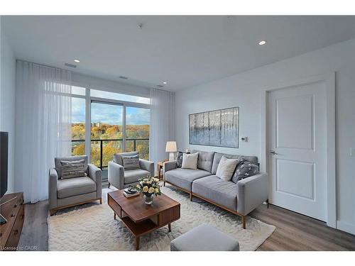 910-15 Glebe Street, Waterloo, ON - Indoor Photo Showing Living Room