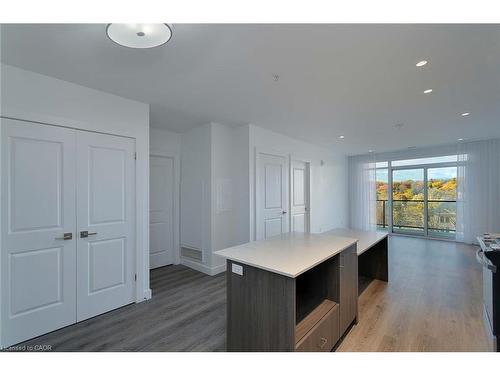 910-15 Glebe Street, Waterloo, ON - Indoor Photo Showing Other Room