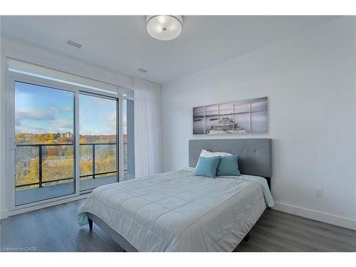 910-15 Glebe Street, Waterloo, ON - Indoor Photo Showing Bedroom