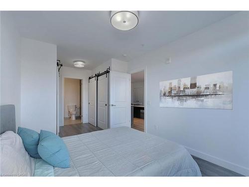 910-15 Glebe Street, Waterloo, ON - Indoor Photo Showing Bedroom