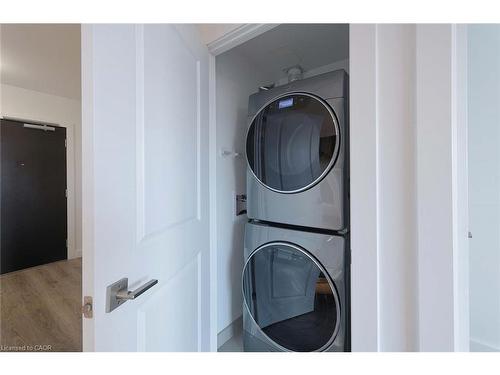 910-15 Glebe Street, Waterloo, ON - Indoor Photo Showing Laundry Room