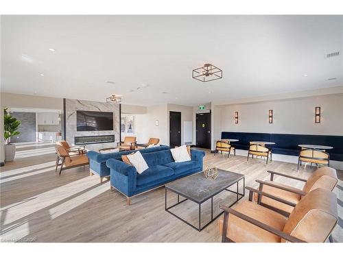 910-15 Glebe Street, Waterloo, ON - Indoor Photo Showing Living Room