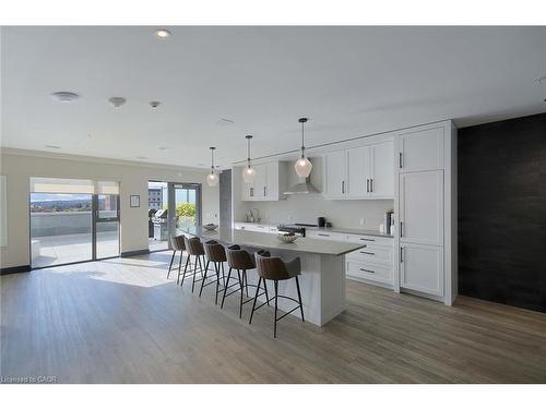 910-15 Glebe Street, Waterloo, ON - Indoor Photo Showing Kitchen With Upgraded Kitchen