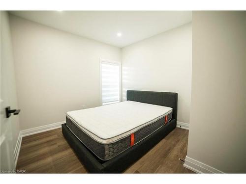 1-265 Robert Street, Hamilton, ON - Indoor Photo Showing Bedroom