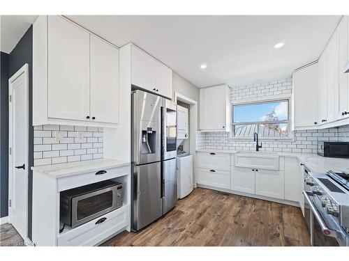 90 Rainbow Drive, Hamilton, ON - Indoor Photo Showing Kitchen With Upgraded Kitchen