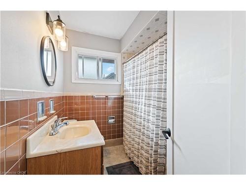 90 Rainbow Drive, Hamilton, ON - Indoor Photo Showing Bathroom