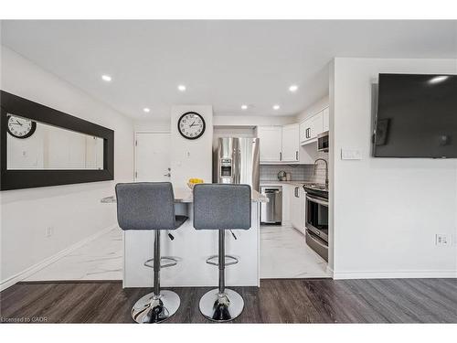 208-276 Eiwo Court, Waterloo, ON - Indoor Photo Showing Kitchen