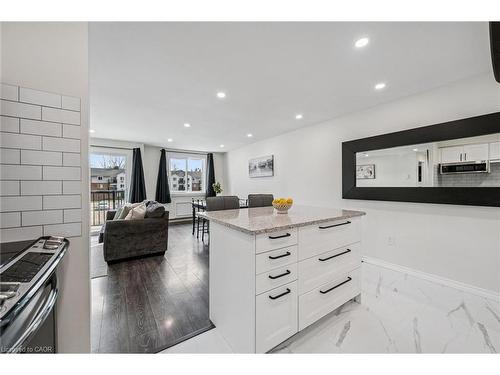 208-276 Eiwo Court, Waterloo, ON - Indoor Photo Showing Kitchen