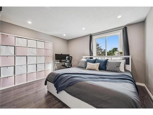 208-276 Eiwo Court, Waterloo, ON - Indoor Photo Showing Bedroom