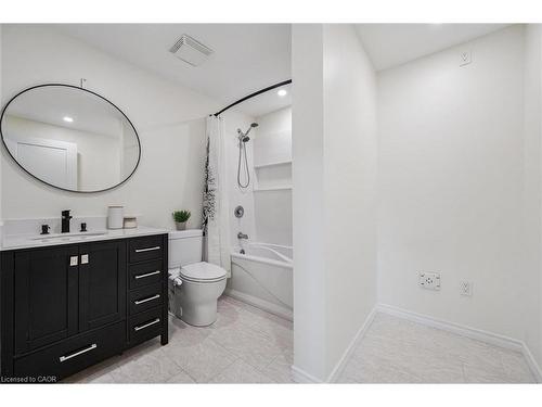 208-276 Eiwo Court, Waterloo, ON - Indoor Photo Showing Bathroom