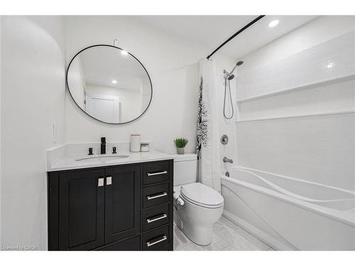 208-276 Eiwo Court, Waterloo, ON - Indoor Photo Showing Bathroom