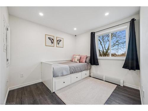 208-276 Eiwo Court, Waterloo, ON - Indoor Photo Showing Bedroom