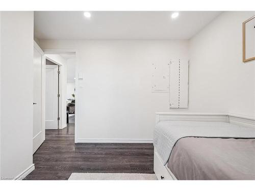 208-276 Eiwo Court, Waterloo, ON - Indoor Photo Showing Bedroom