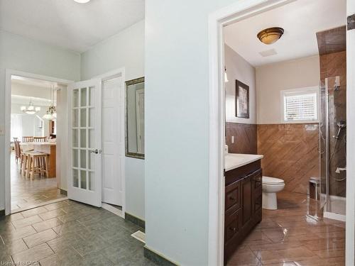 81 Simcoe Street E, Hamilton, ON - Indoor Photo Showing Bathroom