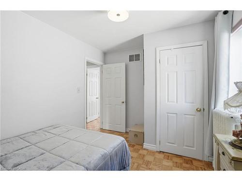 81 Simcoe Street E, Hamilton, ON - Indoor Photo Showing Bedroom