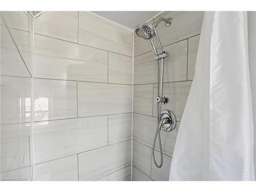 81 Simcoe Street E, Hamilton, ON - Indoor Photo Showing Bathroom