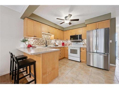 15-42 Fallowfield Drive, Kitchener, ON - Indoor Photo Showing Kitchen
