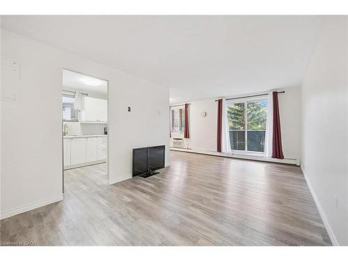 210-279 Chandler Drive, Kitchener, ON - Indoor Photo Showing Living Room