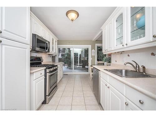 25 Sora Drive, Mississauga, ON - Indoor Photo Showing Kitchen