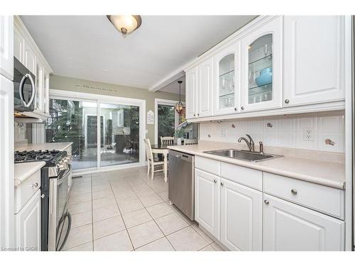 25 Sora Drive, Mississauga, ON - Indoor Photo Showing Kitchen