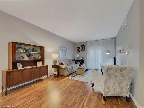 15-566 Southridge Drive, Hamilton, ON - Indoor Photo Showing Living Room