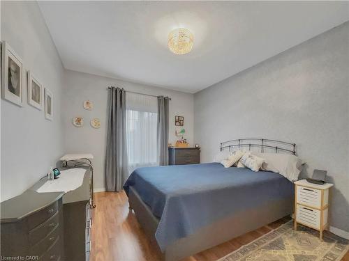 15-566 Southridge Drive, Hamilton, ON - Indoor Photo Showing Bedroom