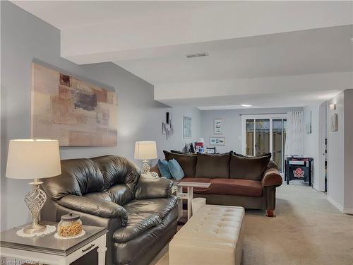 15-566 Southridge Drive, Hamilton, ON - Indoor Photo Showing Living Room