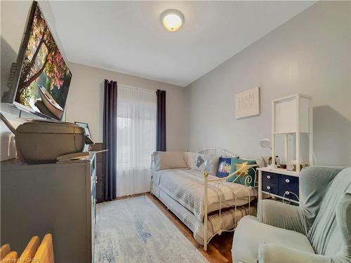 15-566 Southridge Drive, Hamilton, ON - Indoor Photo Showing Bedroom