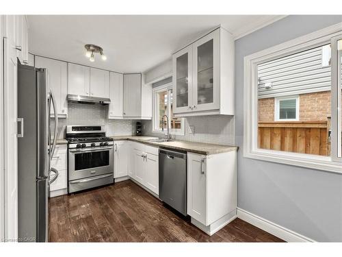 2203 Hunt Crescent, Burlington, ON - Indoor Photo Showing Kitchen With Stainless Steel Kitchen