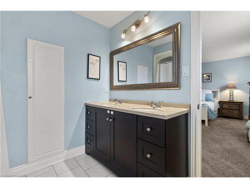 2203 Hunt Crescent, Burlington, ON - Indoor Photo Showing Bathroom