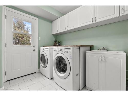 2203 Hunt Crescent, Burlington, ON - Indoor Photo Showing Laundry Room