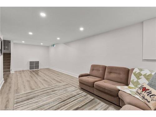 2203 Hunt Crescent, Burlington, ON - Indoor