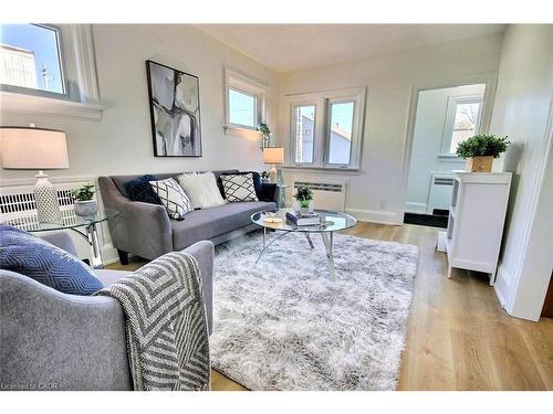 324 Wellington Street N, Kitchener, ON - Indoor Photo Showing Living Room