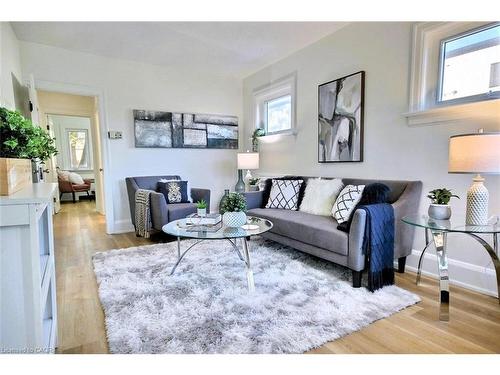 324 Wellington Street N, Kitchener, ON - Indoor Photo Showing Living Room