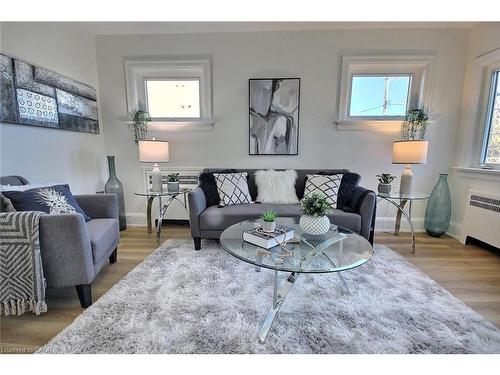 324 Wellington Street N, Kitchener, ON - Indoor Photo Showing Living Room