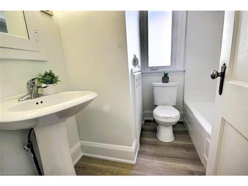 324 Wellington Street N, Kitchener, ON - Indoor Photo Showing Bathroom