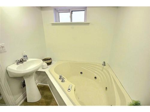 324 Wellington Street N, Kitchener, ON - Indoor Photo Showing Bathroom