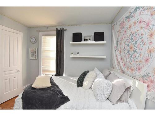 56 Kinrade Avenue, Hamilton, ON - Indoor Photo Showing Bedroom