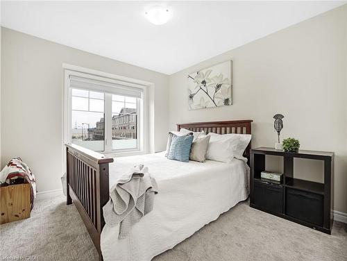 48-100 Hollywood Court, Cambridge, ON - Indoor Photo Showing Bedroom