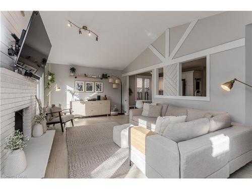 347 Delancey Boulevard, Hamilton, ON - Indoor Photo Showing Living Room