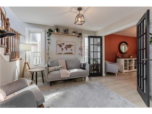 347 Delancey Boulevard, Hamilton, ON - Indoor Photo Showing Living Room