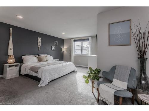 347 Delancey Boulevard, Hamilton, ON - Indoor Photo Showing Bedroom