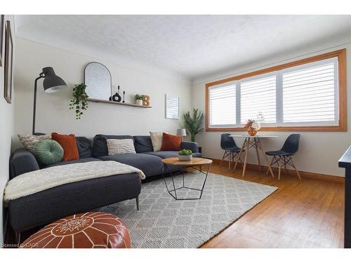 304 East 45Th Street, Hamilton, ON - Indoor Photo Showing Living Room