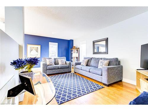 39 Karalee Crescent, Cambridge, ON - Indoor Photo Showing Living Room
