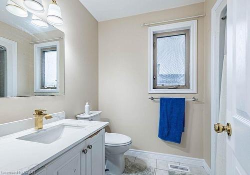 22 Jones Street, Hamilton, ON - Indoor Photo Showing Bathroom
