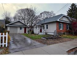 32 Matilda Street S Dundas, ON L9H 3C5