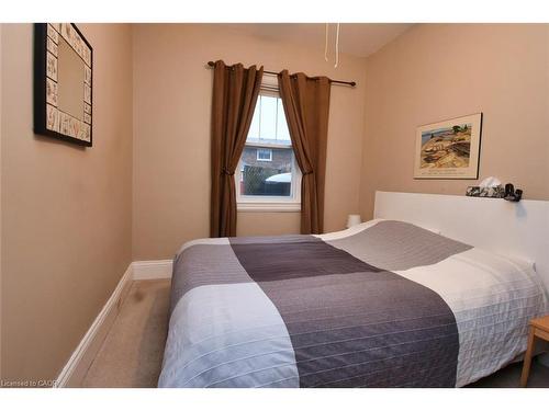32 Matilda Street S, Dundas, ON - Indoor Photo Showing Bedroom