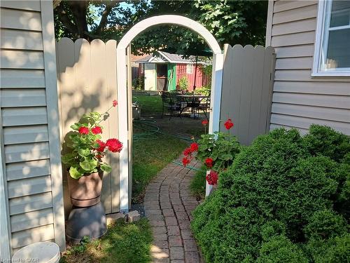 32 Matilda Street S, Dundas, ON - Outdoor