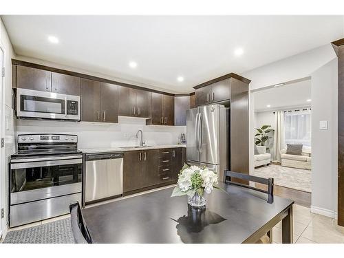 35-132 Barlake Avenue, Hamilton, ON - Indoor Photo Showing Kitchen With Upgraded Kitchen