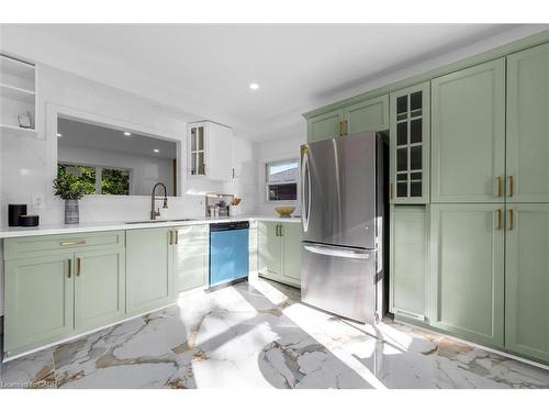 39 Grandfield Street, Hamilton, ON - Indoor Photo Showing Kitchen With Upgraded Kitchen